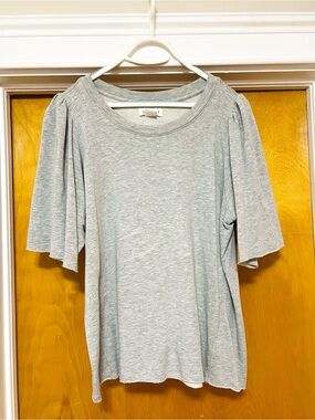 Velvet by Graham & Spencer Light Gray Short Sleeve Knit Top